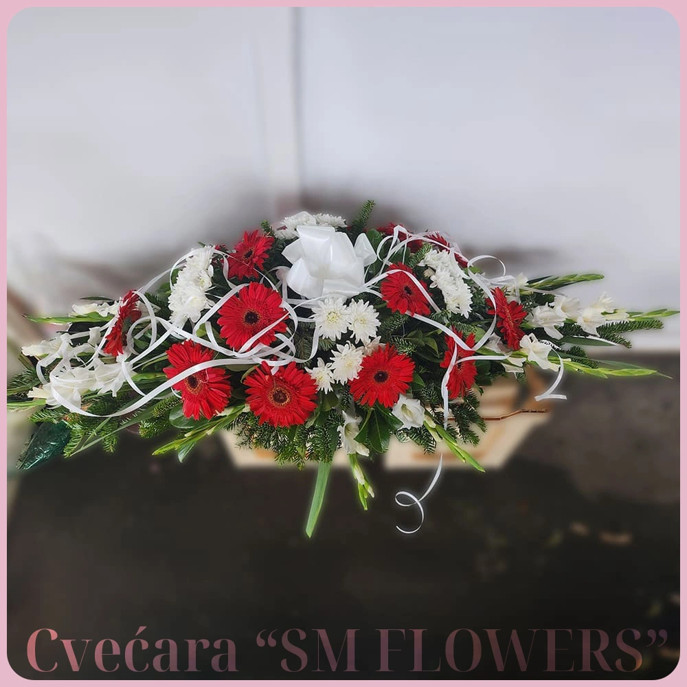 bele kale bele ruze i gipsofila sa belim trakama suza za kovceg