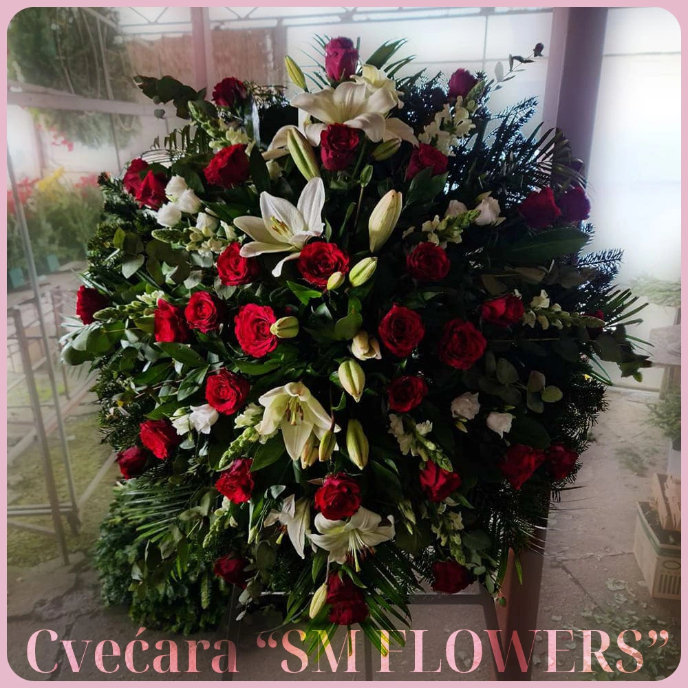 bele kale beli ljiljani i crvene ruze venac za groblje
