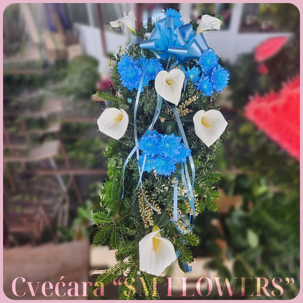 bele kale i plave hrizanteme sa plavom masnom suza za groblje
