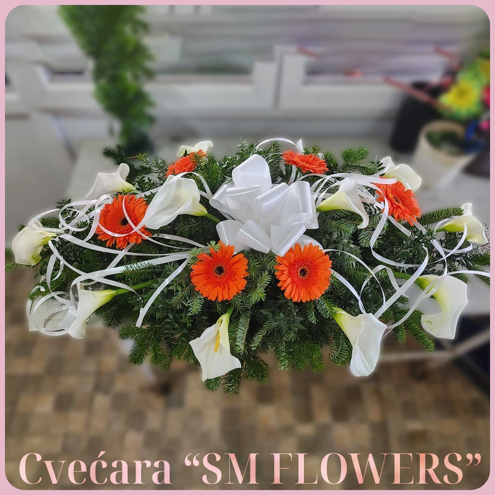 bele kale na gustoj zelenoj podlozi suza za kovceg