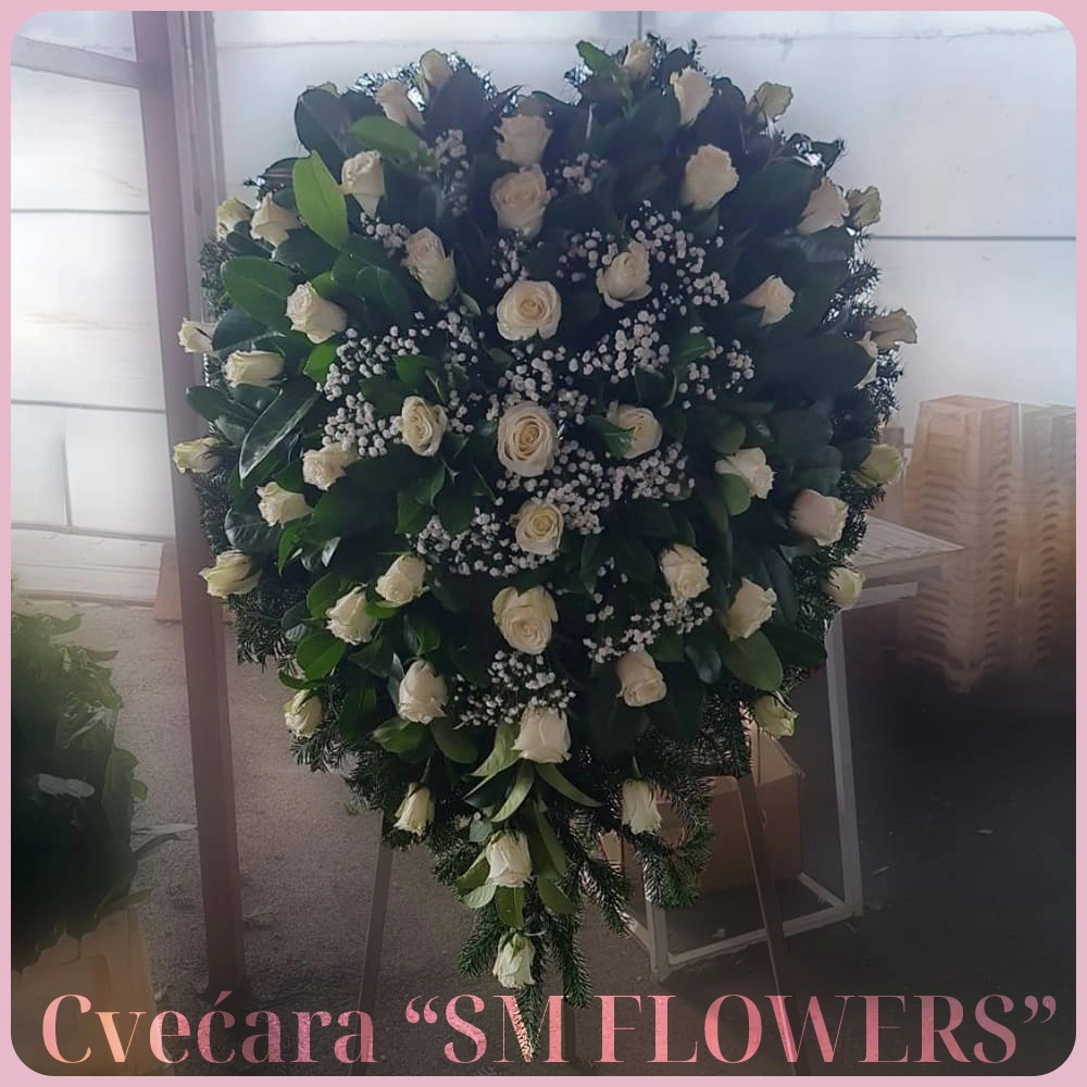 bele ruze i gipsofila srce venac za groblje