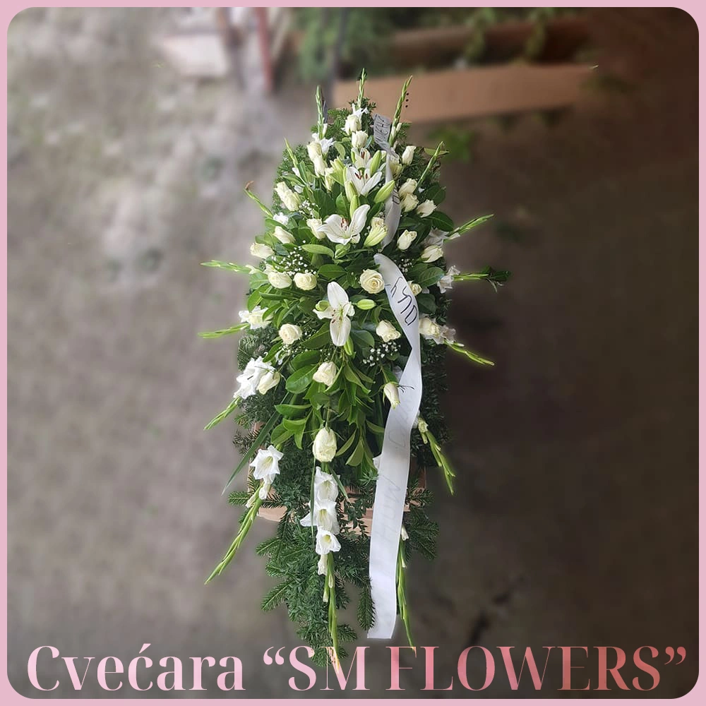 beli gerberi beli ljiljani i izrazena gipsofila suza za kovceg