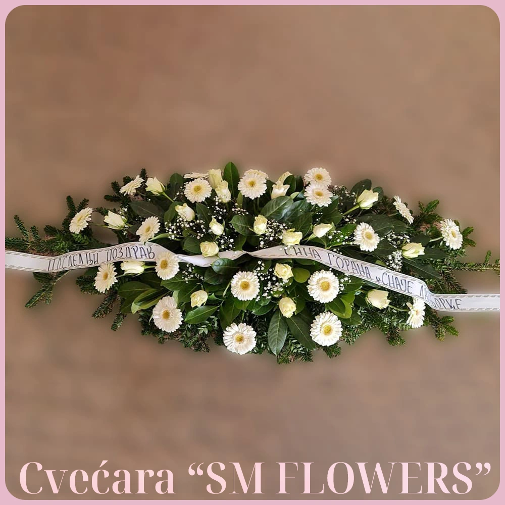 beli gerberi i beli ljiljani u pupoljku suza za kovceg