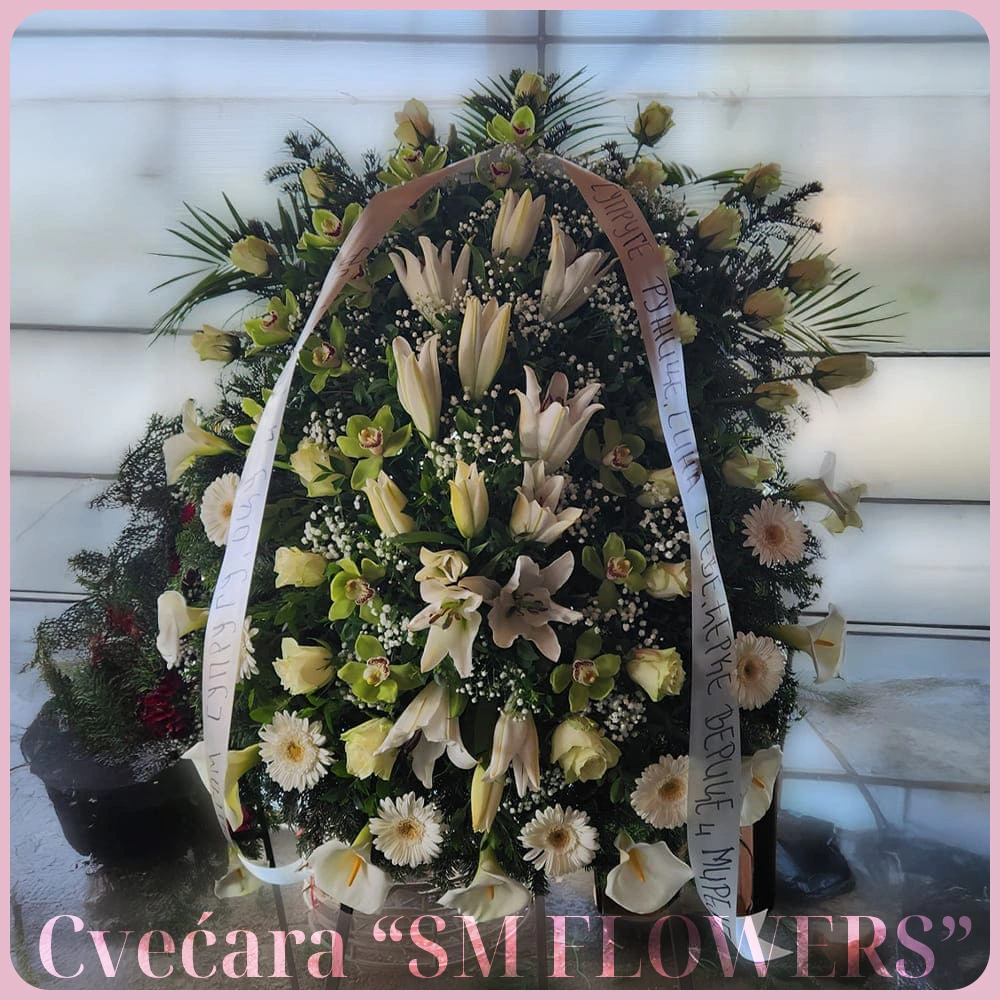 beli ljiljani bele kale i zelene orkideje venac za groblje