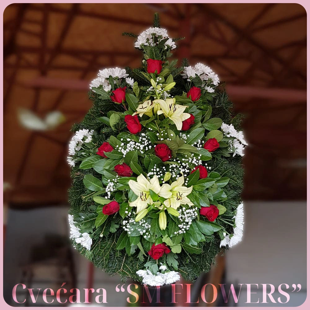 beli ljiljani crvene ruze bele hrizanteme venac za groblje