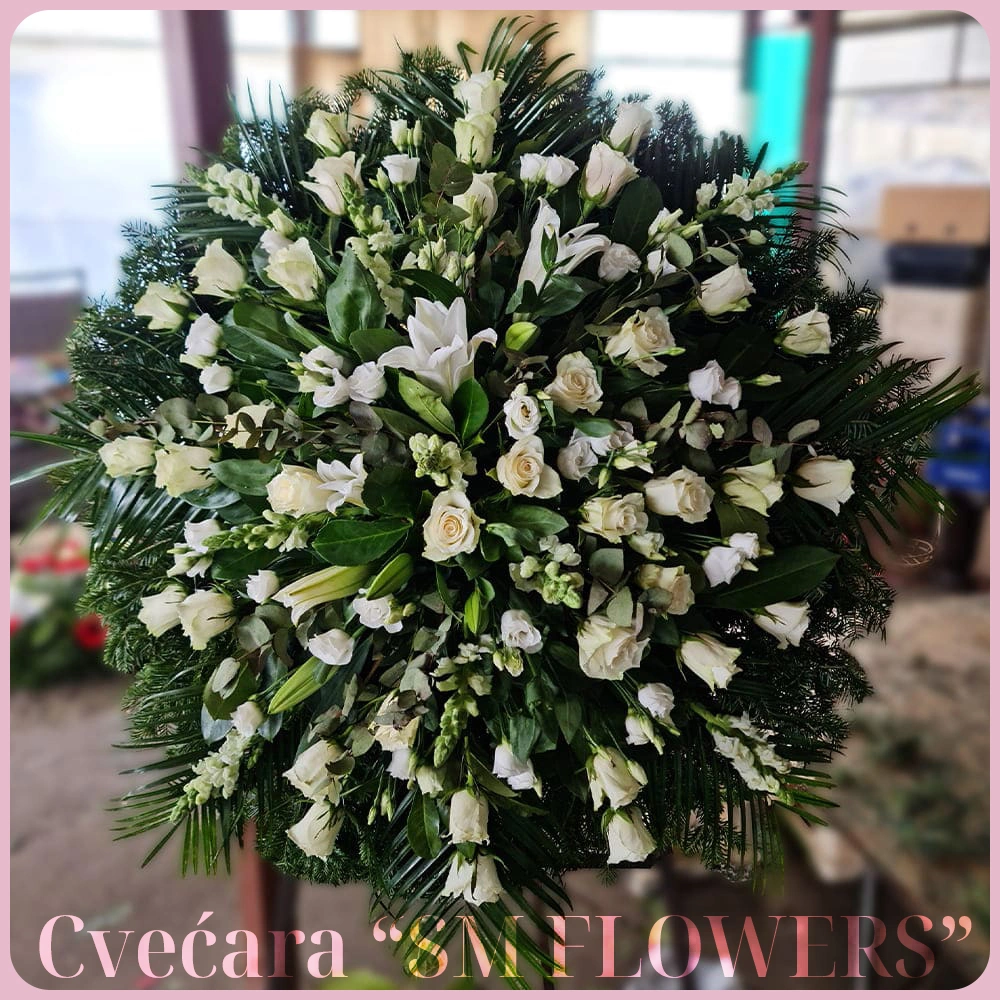 beli ljiljani ruze i lizijantus venac za groblje