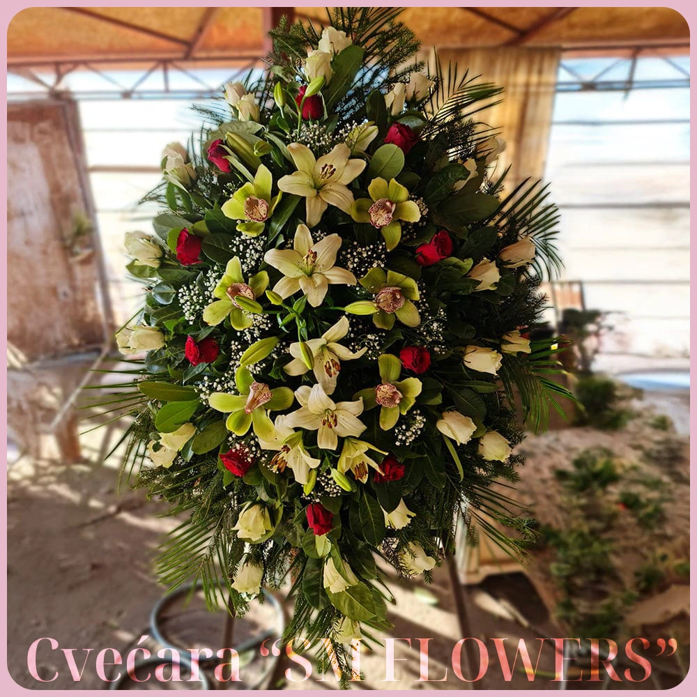 beli ljiljani zelene orhideje crvene i bele ruze venac za groblje