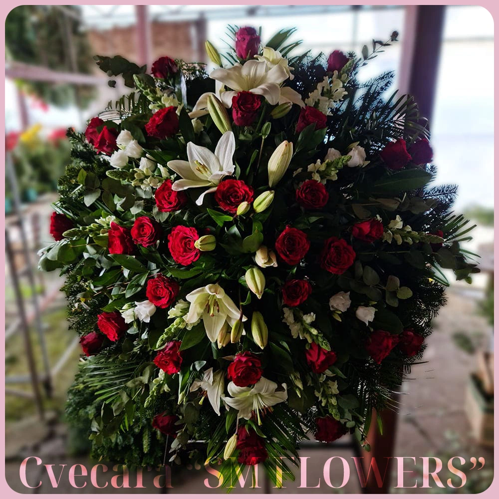 crvene ruze i beli ljiljani okrugli venac za groblje