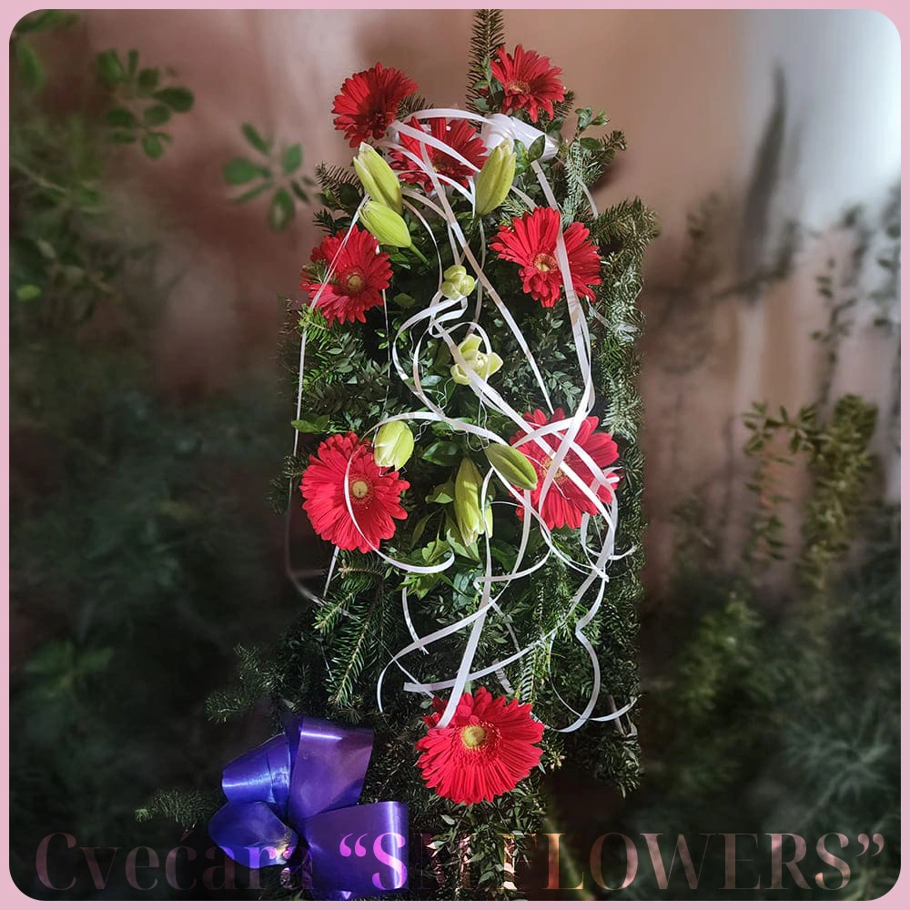 Pogrebni venac od crvenih gerbera i belih ljiljana sa ljubičastom mašnom