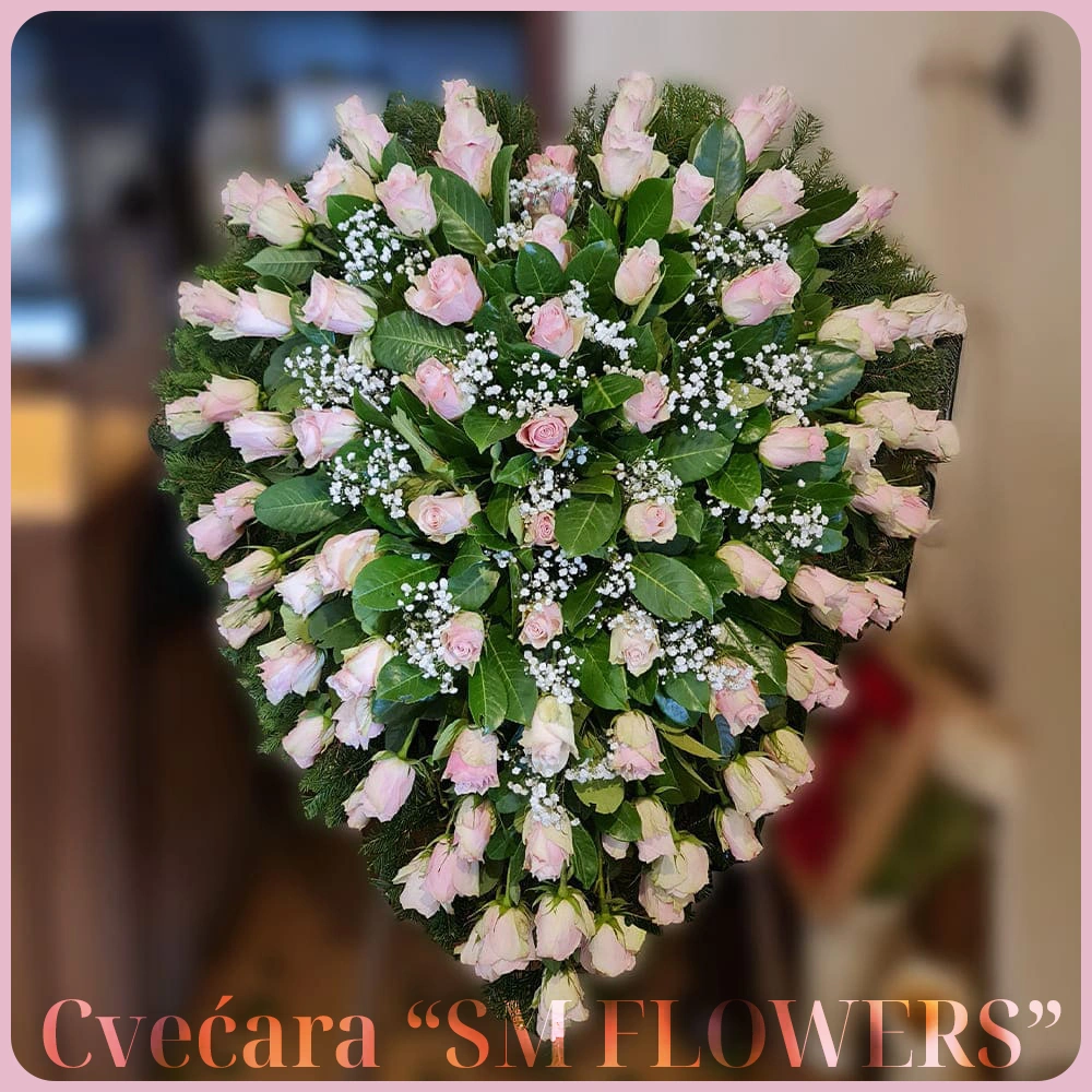 nezne roze ruze i gipsofila srce venac za groblje