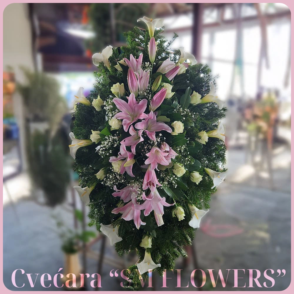 roze ljiljani bele kale i bele ruze suza venac za groblje