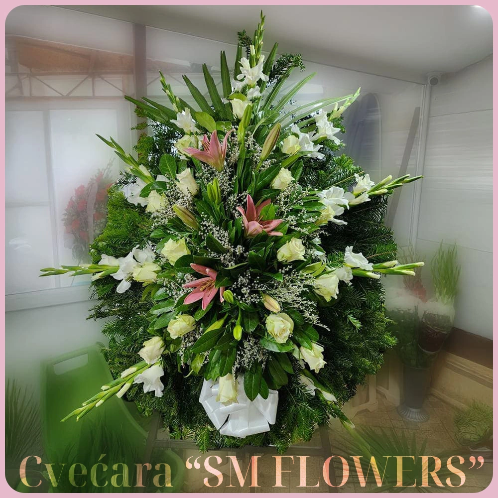 pogrebni venac sa belim ružama, gladiolama i ljiljanima