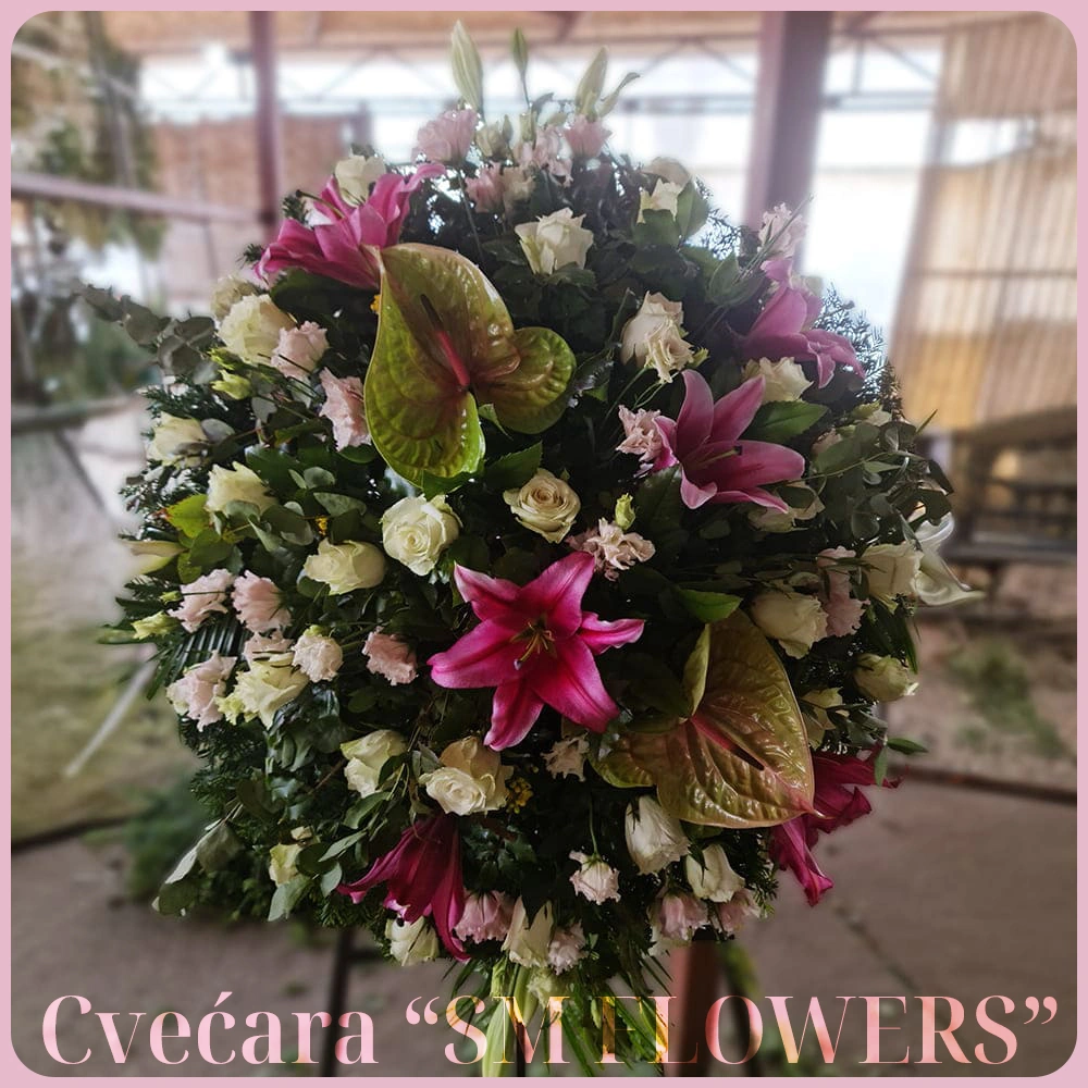 pogrebni venac sa roze ljiljanima, belim ružama i zelenim anturijumom