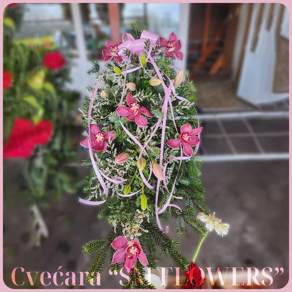 roze orkideja i roze ljiljani u pupoljku suza za groblje