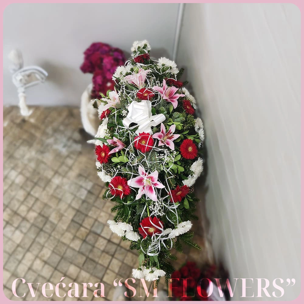 suza crveni gerberi i roze ljiljani sa masnom suza za kovceg