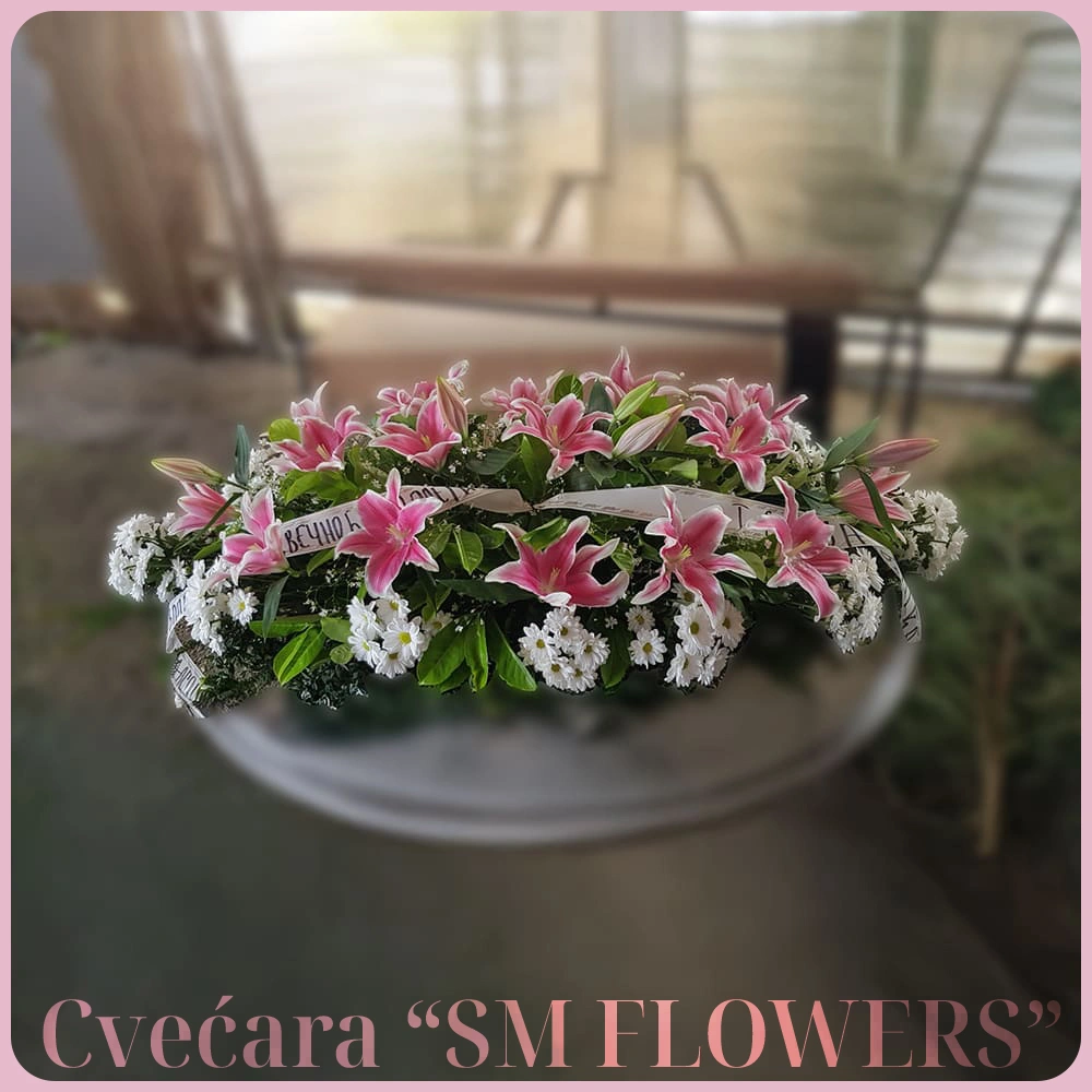 suza od belih hrizantema i roze ljiljana suza za kovceg